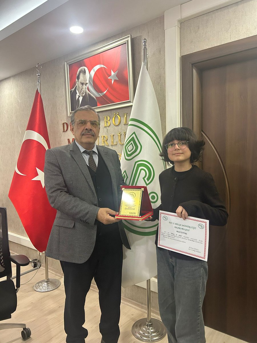 SanliurfaBilsem's tweet photo. 🎨 "22 Mart Dünya Su Günü" kapsamında düzenlenen Resim ve Kompozisyon yarışmasında ​7. ve 8. sınıflar kategorisi resim dalında BÖLGE BİRİNCİSİ seçilen öğrencimiz Betül ÖZTÜRK bugün DSİ 15. Bölge Müdürlüğü'nde düzenlenen törenle ödülünü aldı. 🏅👏 https://t.co/LMiMIDQBXW