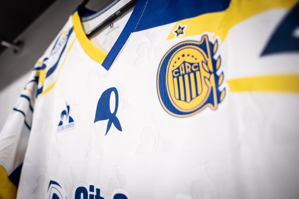 GerceginG's tweet photo. Birçok takım sahaya çıkarken taşıdıkları pankartlarla cunta süreci için “Bir daha asla” derken; Rosario Central,  Independiente, Argentinos Juniors ve Lanús gibi futbol takımları da maçlarına, üzerinde Plaza de Mayo Anneleri’nin simgesi yer alan formalarla çıktı. https://t.co/l88q86Nn5p