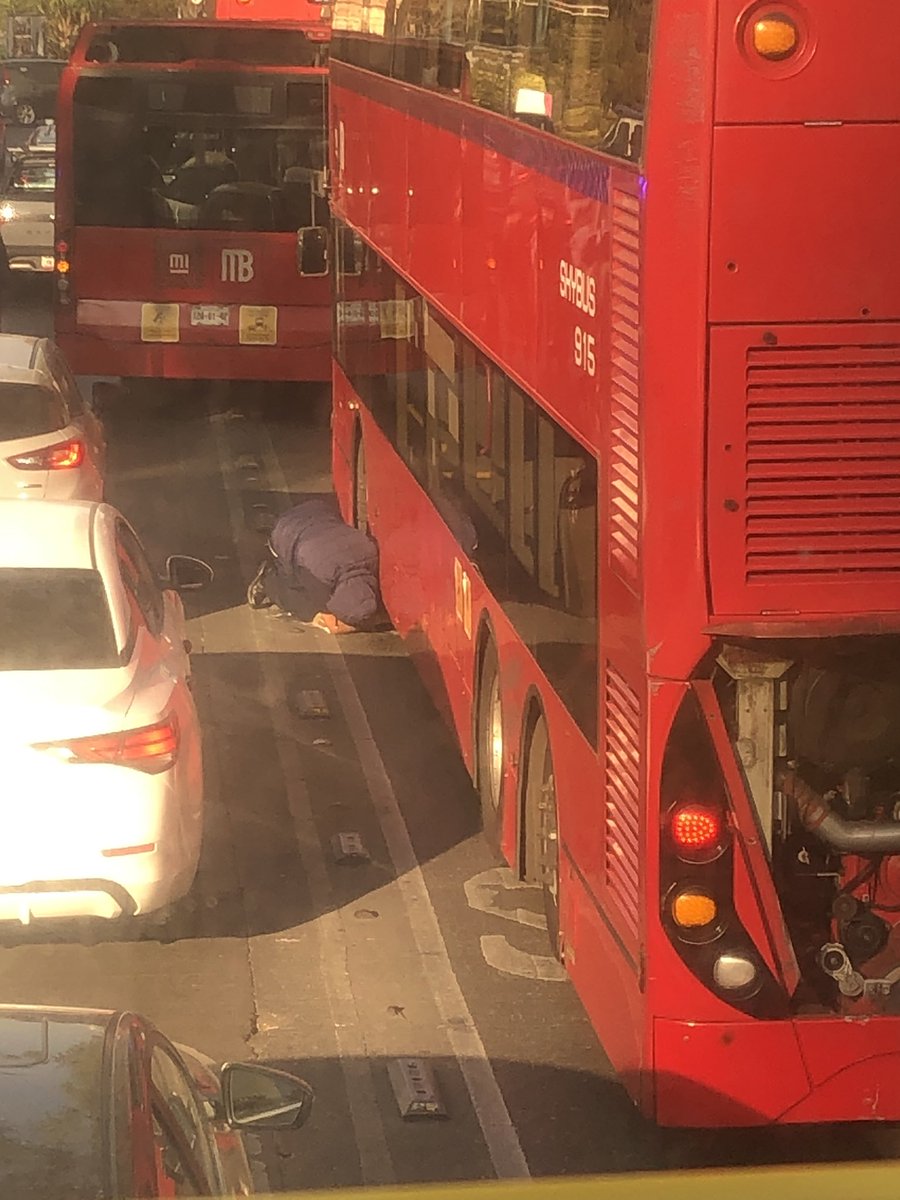 viancasher's tweet photo. @MetrobusCDMX  Deberían apoyar a sus conductores o capacitarlos para evitar accidentes, no habían ningún solo señalamiento. https://t.co/zEQu5oJasX