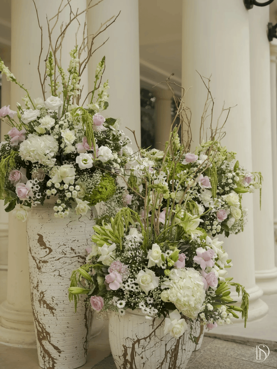 TheDecorShot's tweet photo. A decor story built with whites, blush florals, and lush greens, bringing softness and elegance to the celebration. Thoughtful arrangements and earthy textures added a calm, romantic charm that beautifully framed every moment. https://t.co/n9bJDleIsO