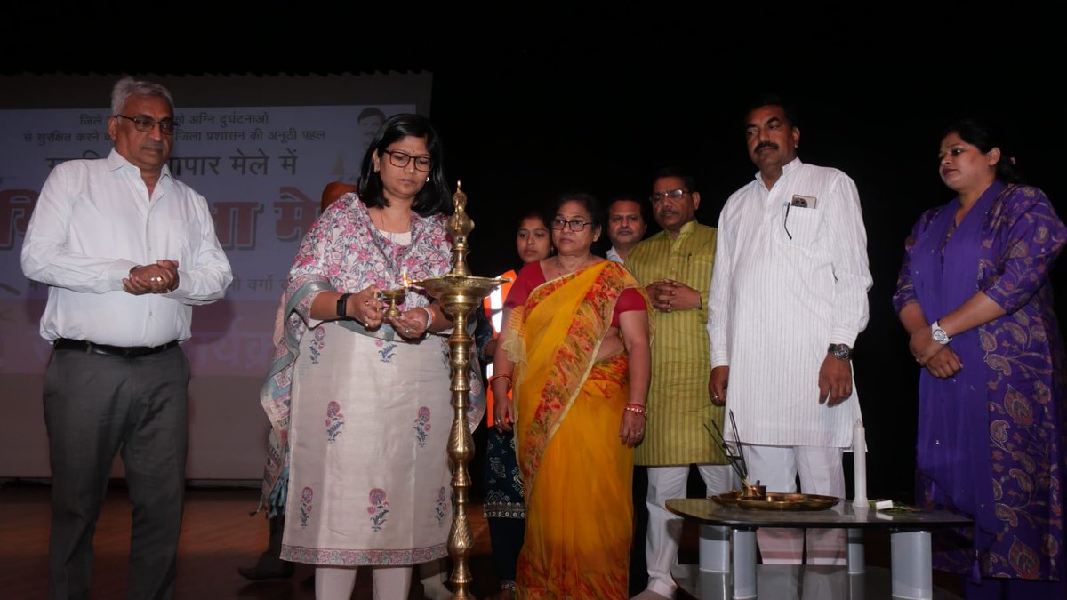 PROJSGwalior's tweet image. ग्वालियर में तैयार होगी “फायर सेफ्टी सेना” 

कलेक्टर की पहल पर अग्नि सुरक्षा को लेकर हुआ सार्थक जन-जागरूकता संवाद 

समाज के सभी घटकों ने ली ग्वालियर को अग्नि दुर्घटना से सुरक्षित रखने की शपथ  
#gwalior 
#fire 
#firesafety 
@CMMadhyaPradesh