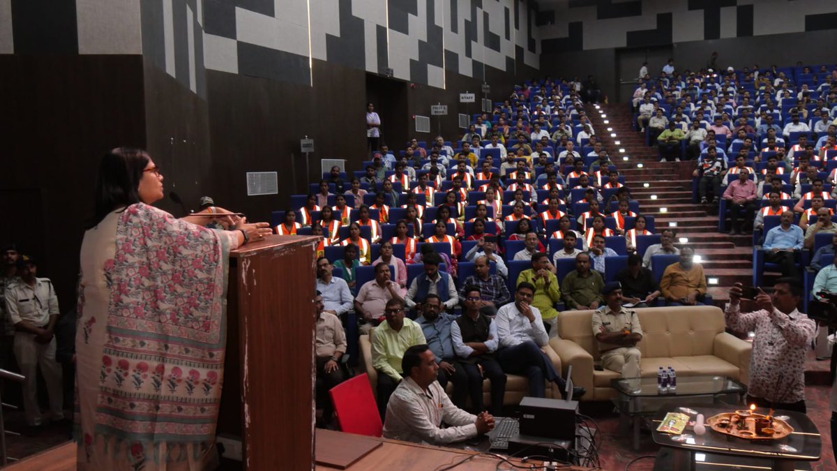 PROJSGwalior's tweet image. ग्वालियर में तैयार होगी “फायर सेफ्टी सेना” 

कलेक्टर की पहल पर अग्नि सुरक्षा को लेकर हुआ सार्थक जन-जागरूकता संवाद 

समाज के सभी घटकों ने ली ग्वालियर को अग्नि दुर्घटना से सुरक्षित रखने की शपथ  
#gwalior 
#fire 
#firesafety 
@CMMadhyaPradesh