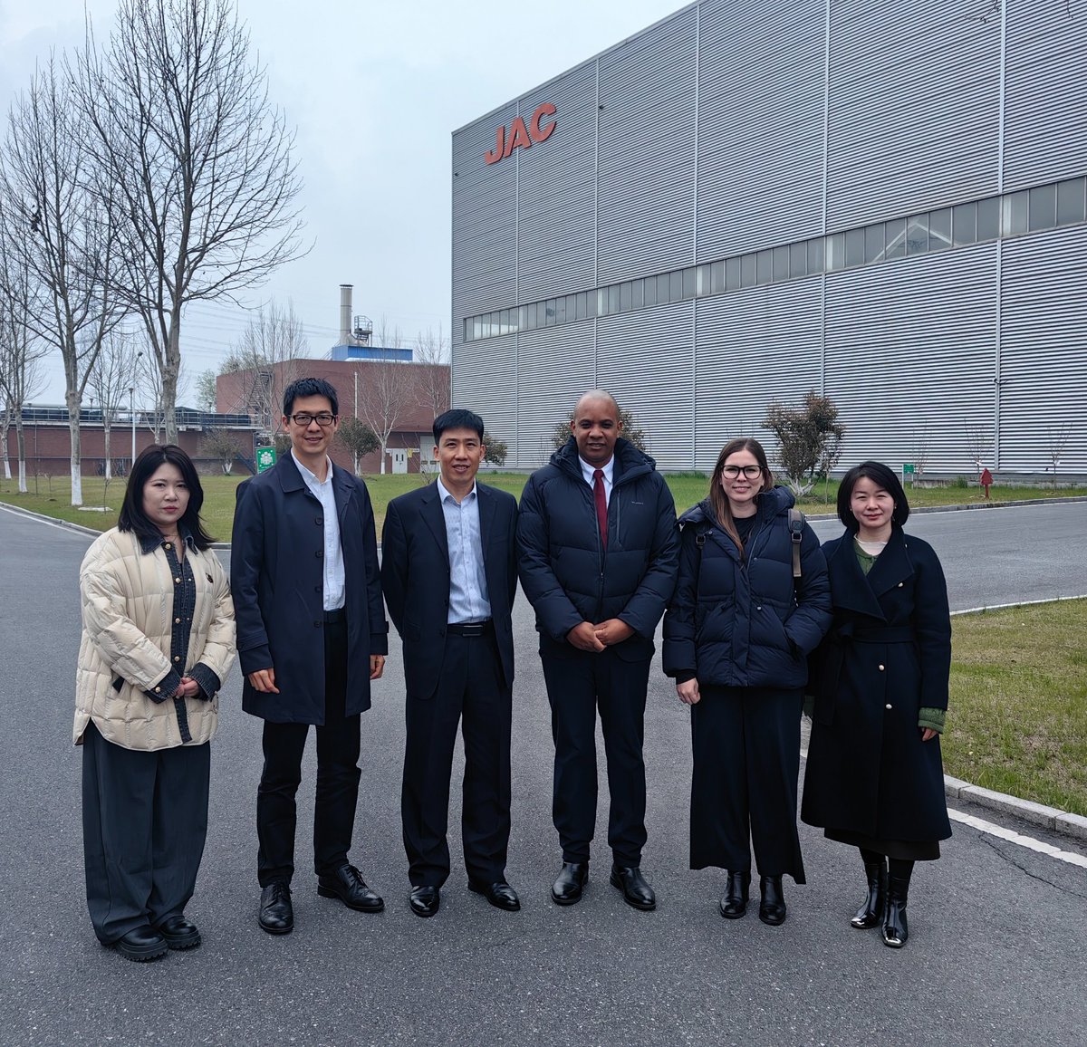 ConsulCubaSH's tweet photo. Visitamos la empresa JAC Motors (Jianghuai Automobile Group), fabricante automotriz líder en #China con sede en #Hefei, provincia #Anhui. Oportunidad para intercambiar sobre su cooperación con #Cuba mediante el proyecto PICLA. @EmbacubaChina @AnaTeresitaGF @cancill https://t.co/JhV49Lu2rH