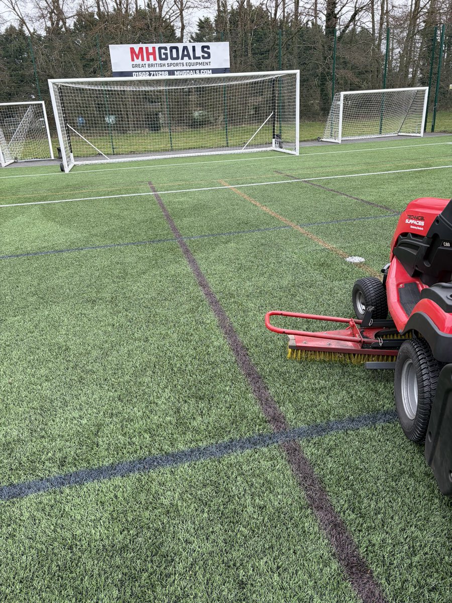 ShaunSoloman's tweet photo. Day 3 of #groundsweek 2 hours of divots on adult pitch after last nights game then over to @BecclesFC 3G for weekly sweep. Tidy up of surrounding area and then add some crumb to high usage areas. @FootballFoundtn @wearetheGMA @SuffolkFA @MHGoals @Tech_Surfaces #volunteer #turfy https://t.co/akZqjJ8O6e