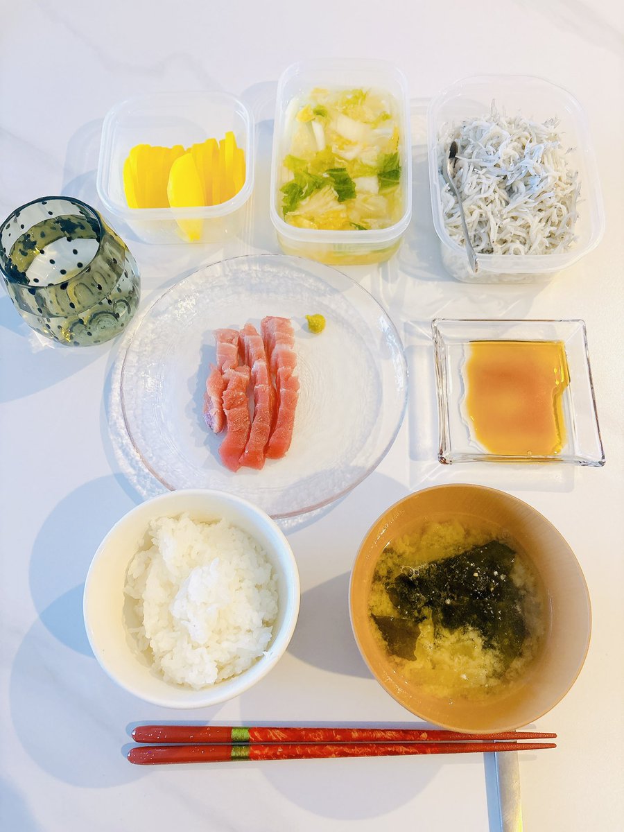 美味しそうな中トロの柵がリーズナブルな価格で手に入ったのでお刺身ランチに✨（切り方が雑ですみません🙏笑）しらすやお味噌汁やお漬物と一緒に。私の中では最高の贅沢ランチでした✨
#おうちごはん　#ランチ　#晩酌　#夫婦2人暮らし