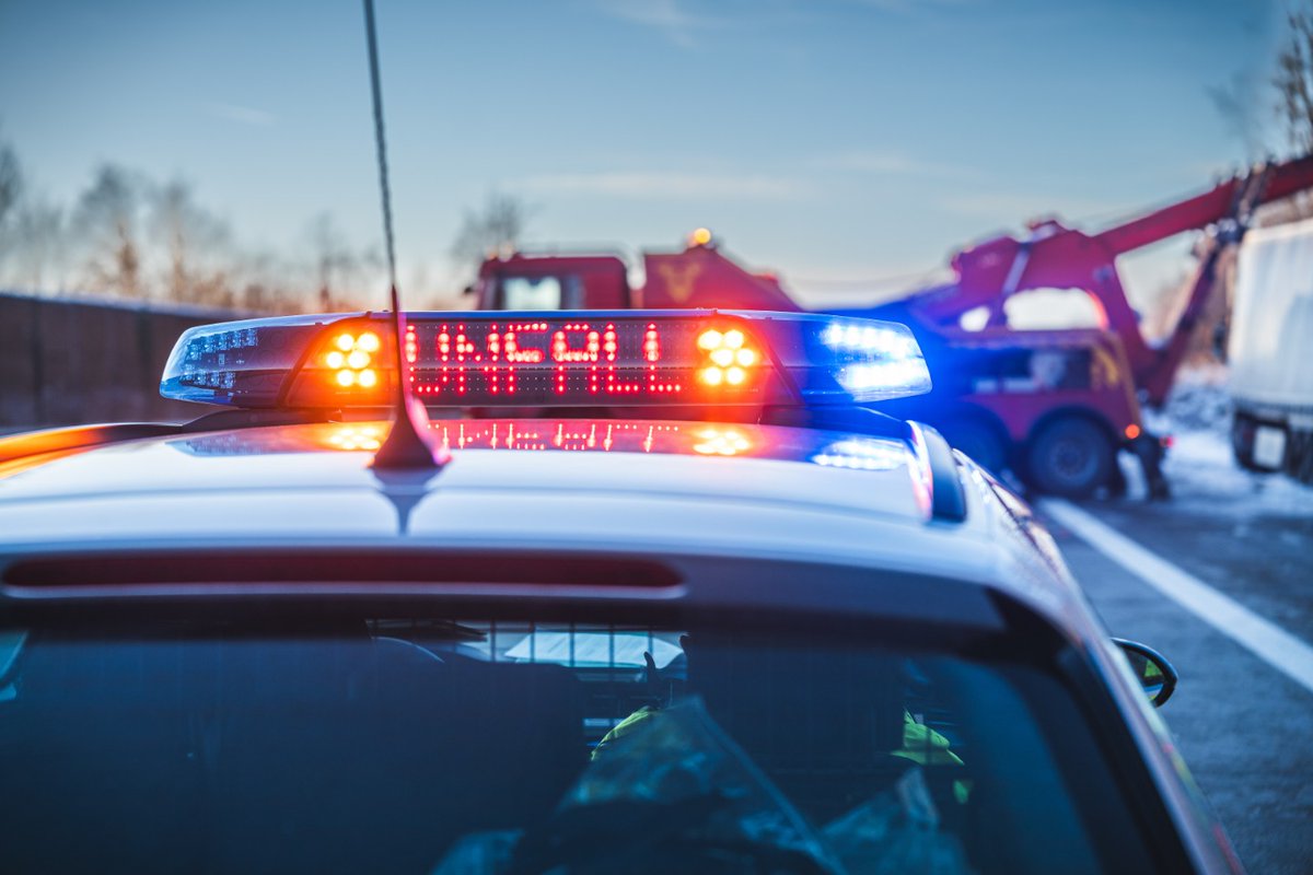 Polizei_nrw_ms's tweet photo. +++ Unfall auf A31 - Zwei Personen schwer verletzt - Verkehrsunfallaufnahmeteam im Einsatz +++
🔗 Link zur Pressemeldung: https://t.co/M7KHo4wHHz
-----
#Polize #PolizeiMünster #Leben #SicherImStraßenverkehr
Bild: Adobe Stock Polizei NRW https://t.co/EEBYe2YWFp