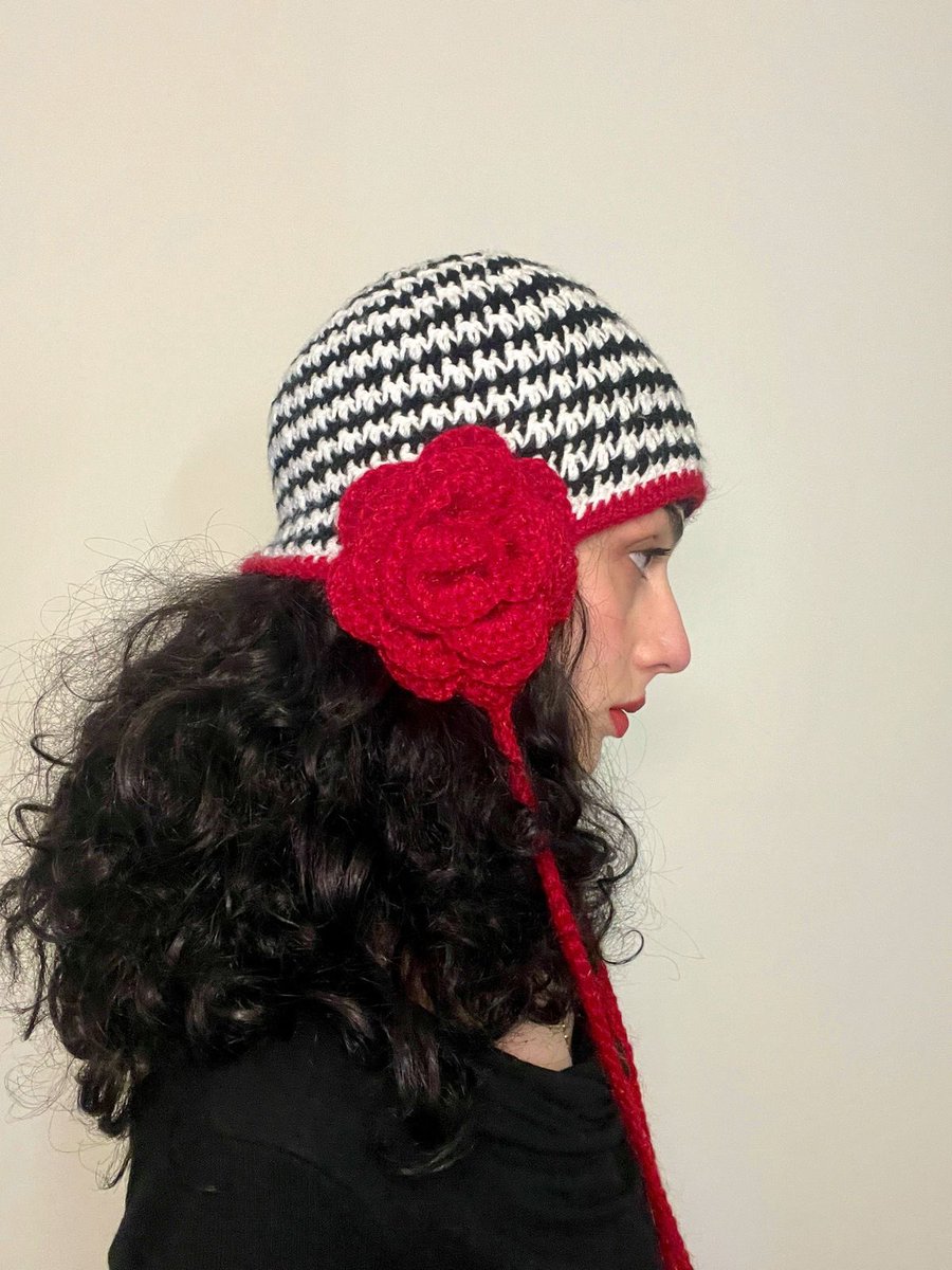 pinkglitterie's tweet image. Crochet houndstooth helmet