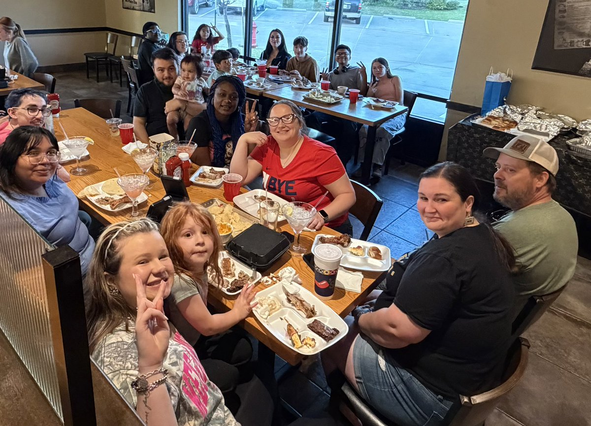 CourtHend2012's tweet image. New Manager Alert ‼️ This was a special surprise! Celebrating Keith with his family and some team members that have been apart of his journey since day one. We are all rooting for you sir! Can’t wait to see what your future has in store! 🌻 #ChilisLove #DreamTeam #ChilisGrow