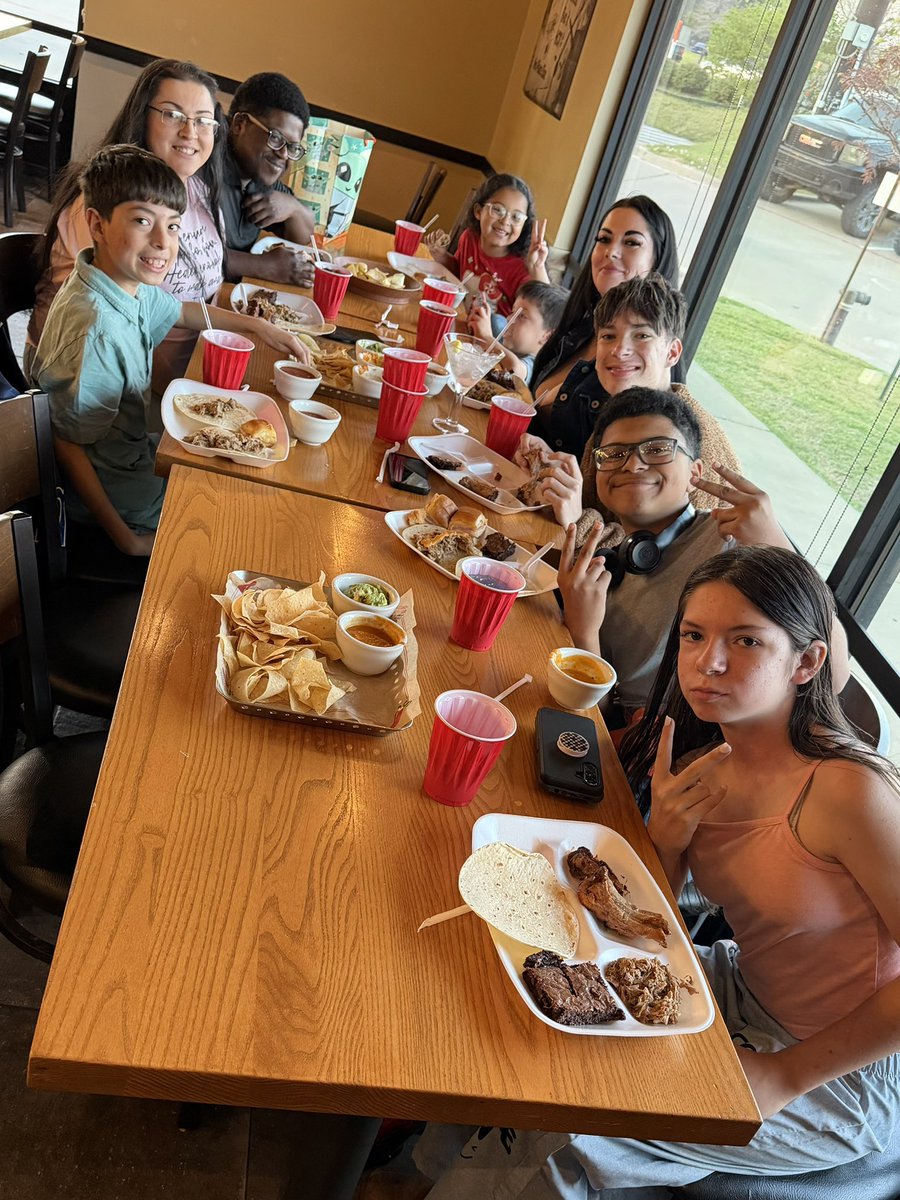 CourtHend2012's tweet image. New Manager Alert ‼️ This was a special surprise! Celebrating Keith with his family and some team members that have been apart of his journey since day one. We are all rooting for you sir! Can’t wait to see what your future has in store! 🌻 #ChilisLove #DreamTeam #ChilisGrow