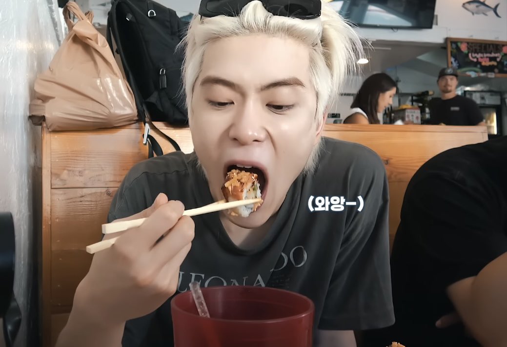 อยากกินซูชิพี่ก็พามา แต่บิ๋จะไม่แบ่งพี่หน่อยหรอคะ