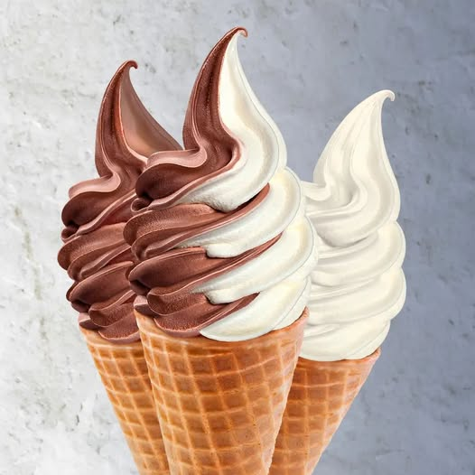 AQUELECARA's tweet photo. >não seja eu
>voltando do curso
>paro em uma sorveteria
>compro um sorvete
>tomo o sorvete ali mesmo
>uma mulher entra com a filha
>conversa com a atendente
>parece que são amigas
>a criança encara meu sorvete
>pede um à mãe
>''não tenho dinheiro querida'' ela responde
>pego uns trocados
>dou pra criança comprar
>a mãe agradece
>diz que um dia me paga de volta
>semanas depois
>no ponto de ônibus
>distraído no celular
>alguém senta ao meu lado
>''OI, É VOCÊ'' a pessoa diz
>é a mulher do outro dia
>agora sem a filha
>ela pergunta pra onde vou
>digo que pro shopping
>''eu também'' ela fala
>pegamos o mesmo ônibus
>sentamos lado a lado
>conversamos o trajeto todo
>entramos no shopping juntos
>ela pergunta se tenho planos
>''não, só vou dar uma volta'' digo
>''eu vou assistir um filme''
>''pq não vem junto?''
>''pago seu ingresso pra compensar pelo sorvete'' ela diz
>aceito
>assistimos o filme
>não trocamos contato nem redes sociais
>mas durante o filme ela puxou o cll e entrou no insta
>consegui ver
>pesquiso o nome dela quando chego em casa
>vejo que ela tem aliança e o nome do namorado na bio
>achei que tinha rolado um clima
>mas no fim era só educação mesmo
>dias depois
>saio pra correr de manhã
>passo por um parquinho onde as crianças brincam
>''OIII'' escuto
>vejo a mulher com a filha em um banco
>vou até lá cumprimentar
>a criança estende a mão pra mim
>''sorvete'' diz
>a mãe repreende ela
>digo que não tem problema
>dou uns trocados pra garota
>tem um carrinho de sorvete perto dali
>ela vai comprar
>eu e a mãe conversamos
>perdemos a noção do tempo
>''ué''
>''minha filha não voltou?'' ela pergunta
>levanta do banco
>começa a procurar a garota
>grita o nome dela
>acompanho de perto
>ela vai se desesperando aos poucos
>as mães que tão no parquinho se aproximam
>outras pessoas também
>a mulher começa a chorar
>cogito vazar de fininho
>''você não viu nada estranho?'' perguntam pra mãe
>ela arregala os olhos
>''VOCÊ'' aponta pra mim
>''EU???'' pergunto indignado
>''VOCÊ DEU DINHEIRO PRA ELA SE AFASTAR''
>''E FICOU ME DISTRAINDO ENQUANTO ALGUÉM PEGAVA ELA''
>''CADÊ MINHA FILHA?''
>ela tenta partir pra cima de mim
>seguram ela
>as pessoas vão me cercando
>geral me questiona
>pra minha sorte tinha uma viatura por perto
>os policiais se aproximam
>perguntam o que tá rolando
>a mulher me incrimina
>os policiais me puxam pra um canto
>dou minha versão
>eles pedem meus documentos
>verificam se não tenho nenhuma passagem
>me liberam
>''EU VOU ATRÁS DE VOCÊ ATÉ NO INF3RNO''
>a mulher grita enquanto vou embora
>começam a passar reportagens sobre o desaparecimento da garota
>a mãe dá várias entrevistas
>sempre descreve minha aparência como um possível suspeito
>me chama de ''O maníaco do sorvete''
>excluo minhas redes sociais pra ela não conseguir nenhuma foto minha
>nunca mais tento ajudar uma criança