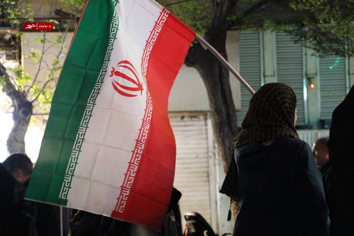 ای در رگانم خون وطن
ای پرچمت ما را کفن
دور از تو بادا اهرمن
 ایران من ایران من‌...
#تا_پای_جان_برای_ایران 
#حضور_مقدس
