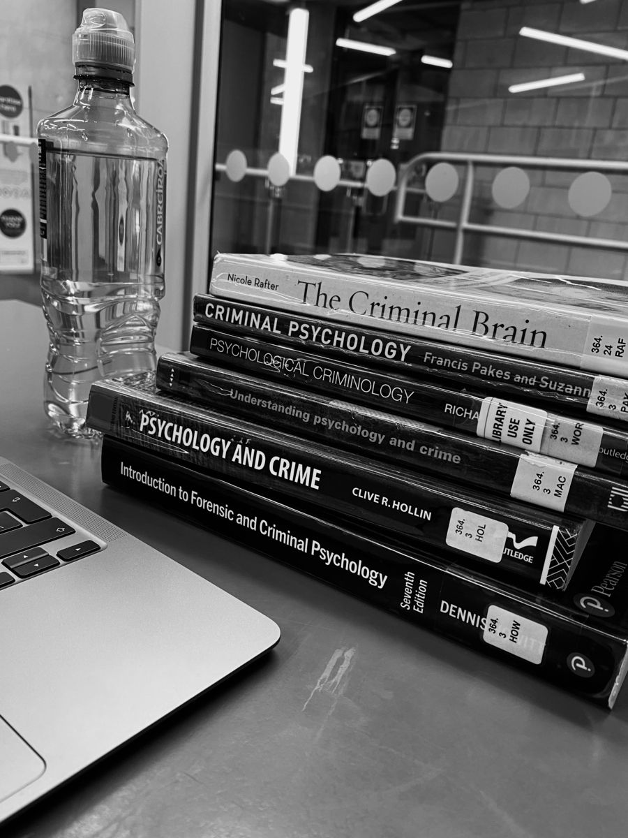 gabxsena's tweet photo. ⌕: #studytwt | #collegetwt | #conctwt  
  ⟡ Sena 👩🏻‍🔬
  ⟡ 1998, ISTJ
  • Psicóloga | CRP 06/232570
  • Estudante de Ciências Biológicas (8/8)
  • Pós-graduanda em Criminal Profiling (1/3)
  • Concurseira | Área Criminal
  🧠 Estudos, rotina, lifestyle 

↻/♡ = mutuals https://t.co/sSTKprhpHv
