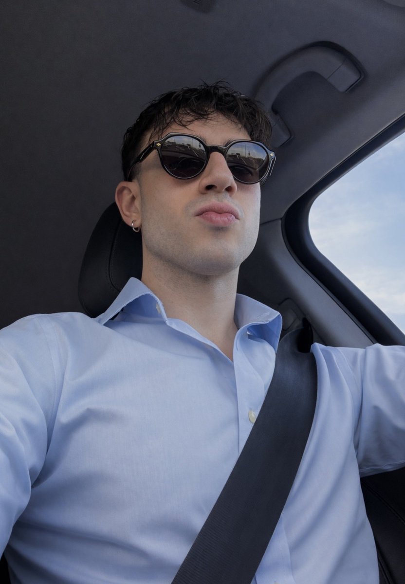 MR__Flower___'s tweet photo. can I be your boss? 👔 https://t.co/S4VTpjZZI9