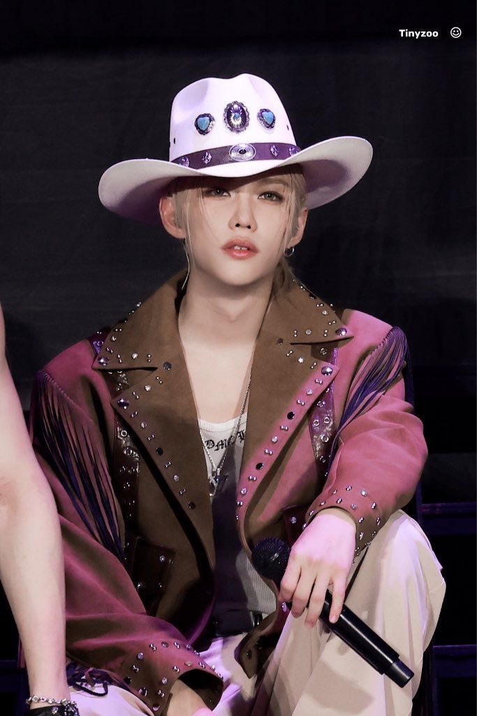 prettylillixie's tweet image. not a selca, but i got my bellybutton pierced and i want everyone to know ab it. 
#stayselcaday #ssd #StrayKids #Felix