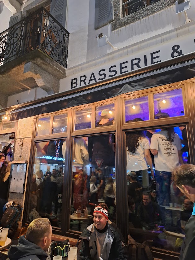 skipedia's tweet image. Dancing on the tables at Chambre Neuf at après 🍺🎶

#PostcardsFromChamonix #Chamonix