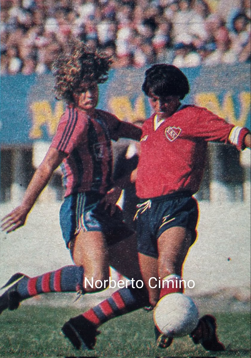 Rubén Dario Insúa y Gerardo Manuel Reinoso en San Lorenzo-Independiente por 1984.Años más tarde cuando "el gallego" llegaba a CAI "la vieja" dejaba el club.