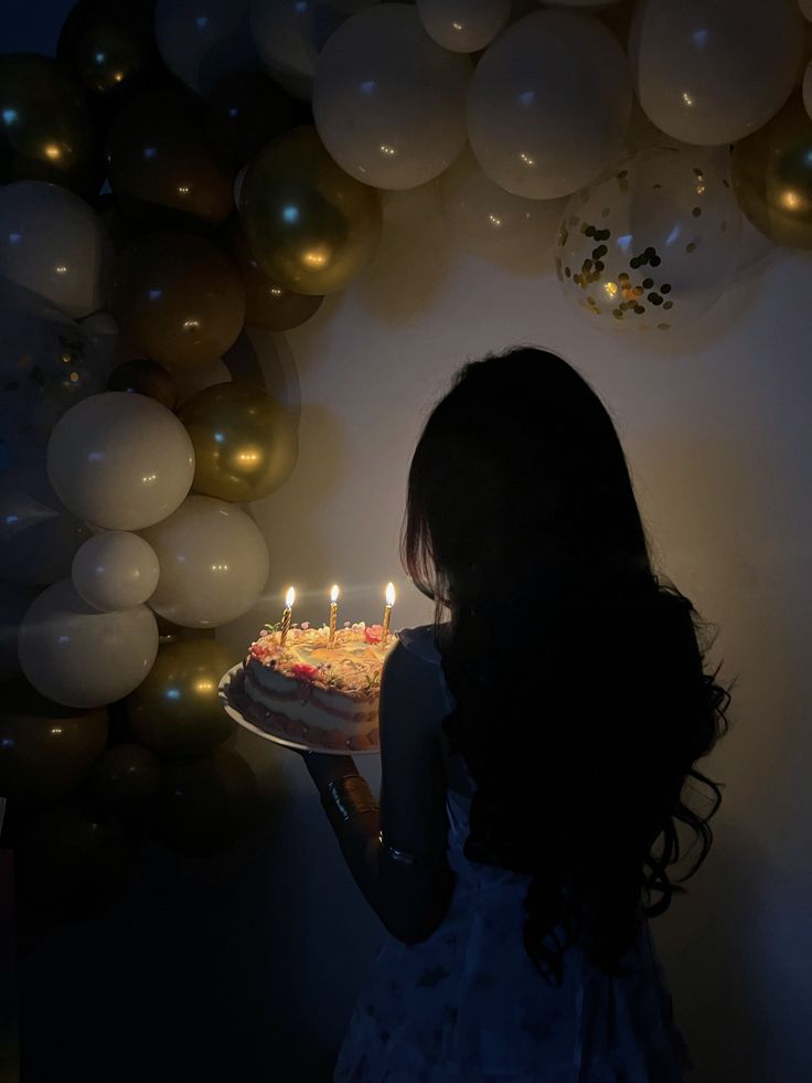 literarysquad's tweet photo. hoje o literary está em festa! 🎂

feliz aniversário, lais! @jhopecomics 🌸✨ que seu dia seja tão especial quanto você. muita saúde, paz e alegria! 🥳🎂💖 https://t.co/HFFyNwCla5