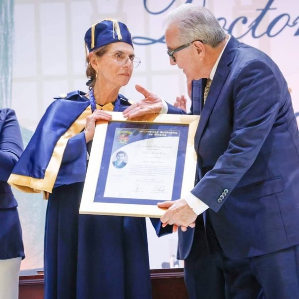 ZomVick's tweet photo. Qué mejor que un Doctorado Honoris Causa por la Universidad de Sinaloa después de haberse bronceado las patas en las ventanas de Palacio Nacional.

La vida es buena. https://t.co/11Ey7Ax41z