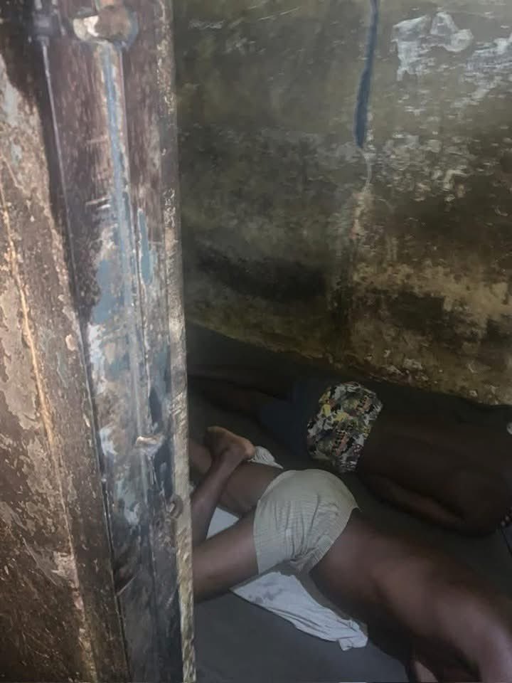 NanaEzze tweet media