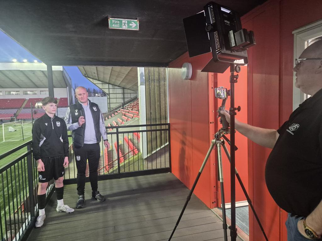 ScottishYouthFA's tweet photo. Night two is underway πΈπ
Kicking things off with @LeithAthleticFC stepping up for their media moment ahead of the Finals πβ½οΈ
#SYFAinspireCup #inspired @inspiresport
@CollargeImages https://t.co/MEI31zxAWf