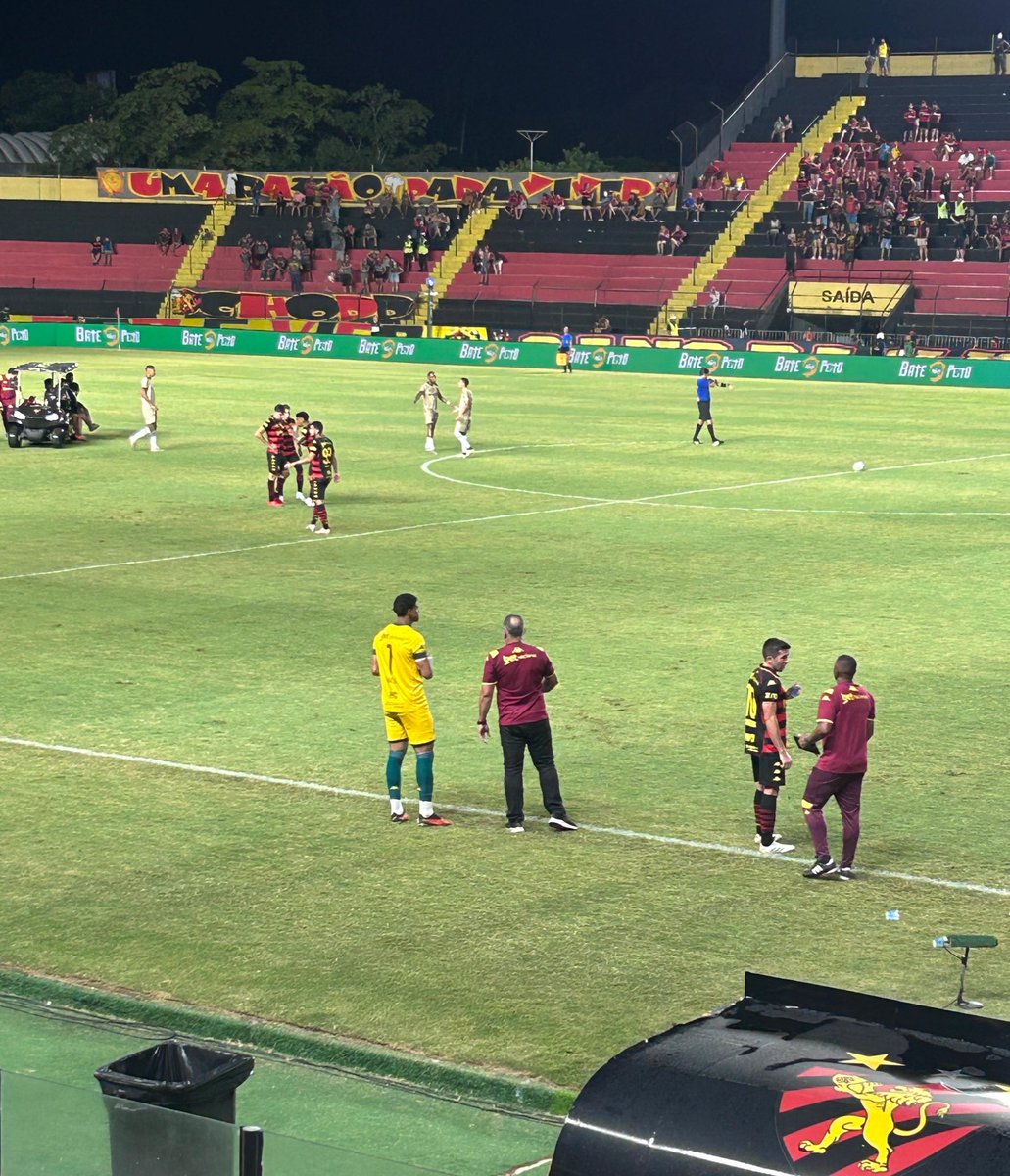 Fgdoleao's tweet photo. Halls vem mostrando postura de líder! Desde o vídeo motivacional nos Aflitos, venho observando, ele tem sido presença constante nas paradas técnicas, apoiando companheiros, no gol de De pena, ele serviu agua, orientou e aplaudiu, cobrando arbitragem e sempre próximo da comissão.
Halls vai ganhando espaço e se tornando uma das vozes desse elenco do Sport. 
🦁🔴⚫
👉 Segue @fgdoleao pra não perder nada do Leão!