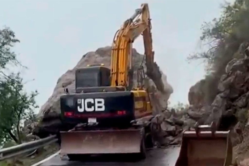 This is crazy! Imaging driving down a road and you see this in your way! 🤯