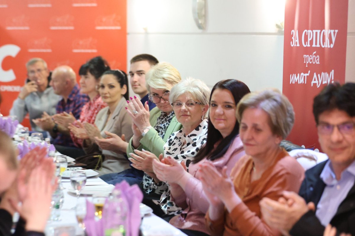 SelakG's tweet photo. У Новом Граду сам разговарао са људима који су одлучили да свој политички рад наставе у Социјалистичкој партији Српске.

СПС-у су приступила два одборника у СО Нови Град Дамир Шевић и Зоранка Калинић, као и читав општински одбор, што је потврда да политика коју водимо има повјерење народа и сигурну перспективу.

За повјереника Општинског одбора СПС Нови Град именован је Дамир Шевић, човјек који је својим радом већ показао да зна да носи одговорност и окупља људе око правих вриједности.

Социјалистичка партија Српске наставља свој раст. Приступају нам озбиљни, одговорни и квалитетни људи који желе да раде за своје локалне заједнице и за Републику Српску.

Настављамо да јачамо нашу организацију и проводимо политику која има јасан циљ - стабилну, снажну и развијену Републику Српску.