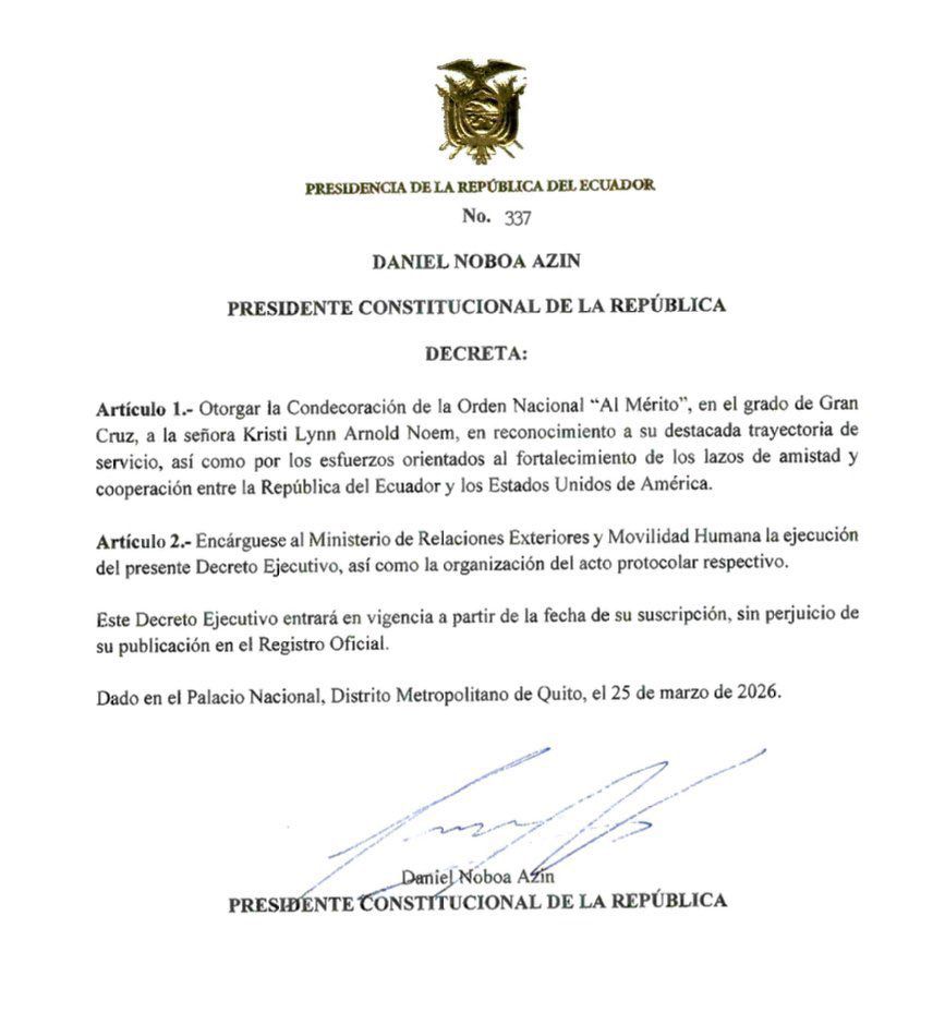 Hoy, en Ecuador, se condecora a Kristi Noem. La funcionaria que convirtió la persecución migratoria en espectáculo político. La que normalizó redadas, discursos de odio y amenazas contra personas cuyo único “delito” fue buscar una vida mejor.
Mientras miles de ecuatorianos