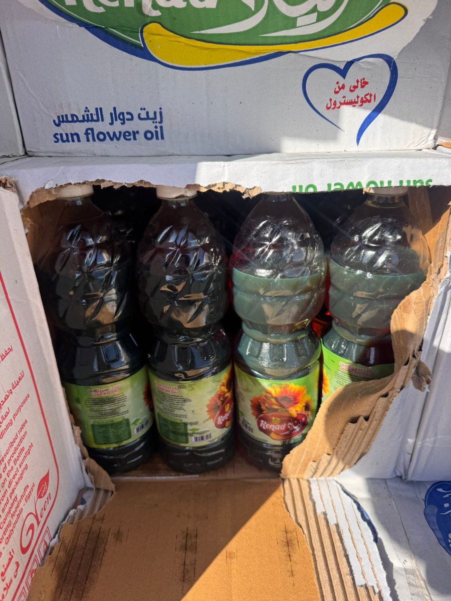 imshin's tweet photo. UN agency caught smuggling into Gaza!

Inon Shalom Yitach (i24):
Attempt to smuggle hundreds of bottles of motor oil into the Gaza Strip under the guise of humanitarian aid foiled

Following the incident, head of COGAT, Major General Halevi, decided: "I am suspending the entry of aid shipments on behalf of the UNDP agency that coordinated the shipment." The smuggling was foiled following the vigilance of the Land Crossings Authority personnel.

In the photo: the motor oil hidden in boxes of sunflower oil.

#TheGazaYouDontKnow
Link to source follows