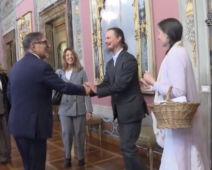 Lei con il cestino sembra Cappuccetto Rosso che va dal Lupo travestito da Presidente del Senato.#famigliadelbosco