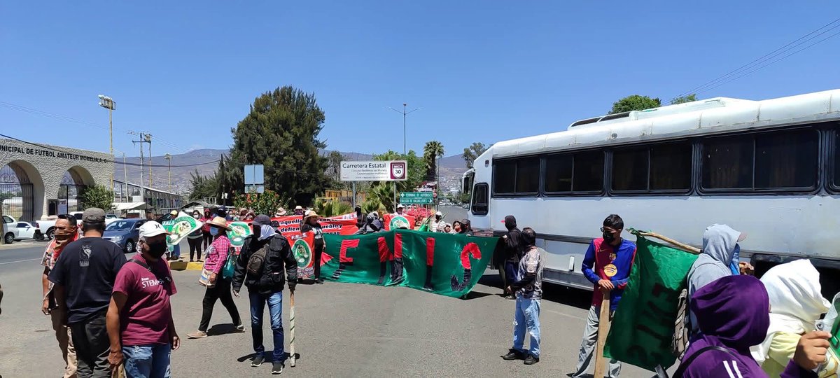 🔴⚠️ #AlMomento #Morelia // Integrantes del FNLS realizan un mitin político frente a la Fiscalía del Estado, afectando la circulación vial con cierre total sobre el Periférico.
