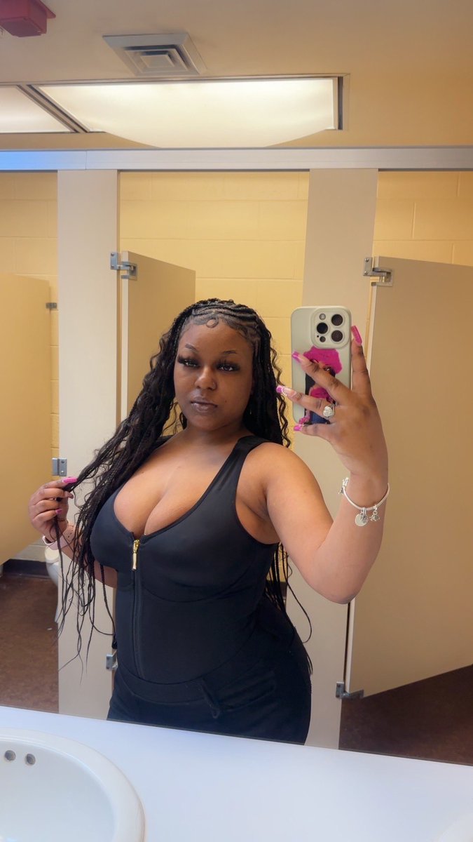 AutomaticQueen's tweet photo. mirror mirror on the wall who’s the finest of them all💋 https://t.co/XOtPfy7w0U