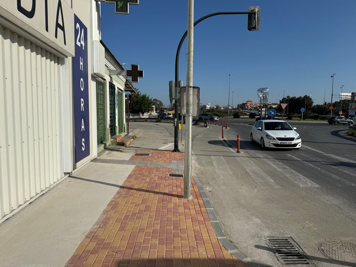 franM00_21's tweet photo. Además, en el vídeo tampoco se ve que la acera termina directamente en la carretera, haciendo imposible que una persona minusválida llegue hasta el Aldi, ya que esta es muy irregular. 🧵👇15/18 https://t.co/ewUKOTBptM