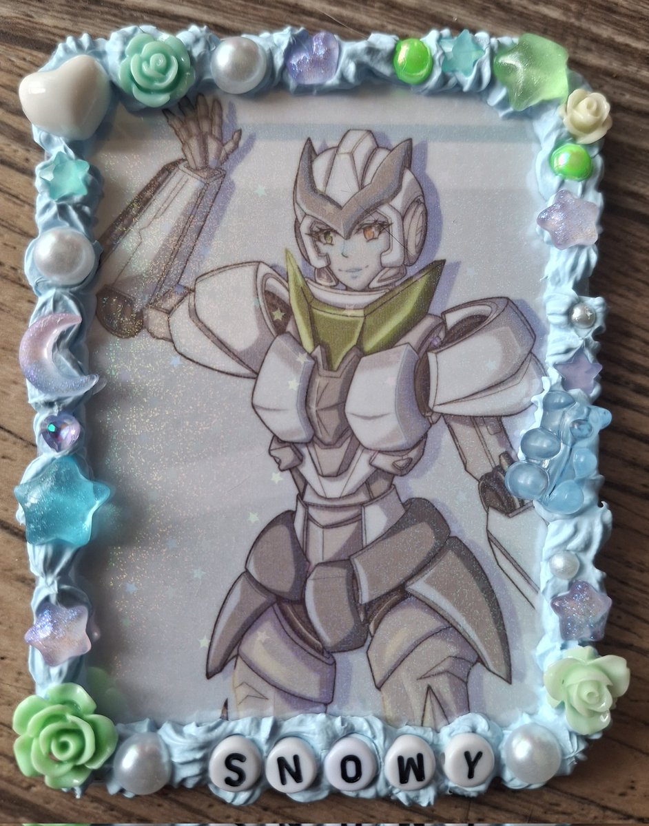 xSeaI3ellx's tweet photo. Made a custom deco-den toploader for a friend of thier TFOC Snowdrift! I have another one in the works currently.
❄️🩵🤍💚❄️
Artwork by Hyeria on Instagram! Snow Deift belongs to my friend @Gizmo85608
#Transformers #TFOC #Decoden #OrginalCharacters https://t.co/0OlWgkOsSu