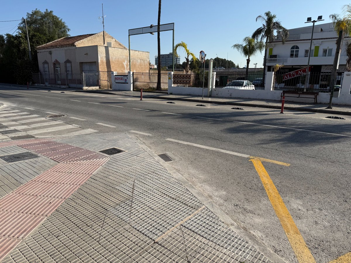 franM00_21's tweet photo. Para colmo, han tenido que romper losas y volver a ponerlas solo para hacer accesible la acera que cruza el Carril de Salabosque, y aun así no han hecho el paso de peatones que correspondía en ese punto. 🧵👇17/18 https://t.co/e1IeCsXHJJ