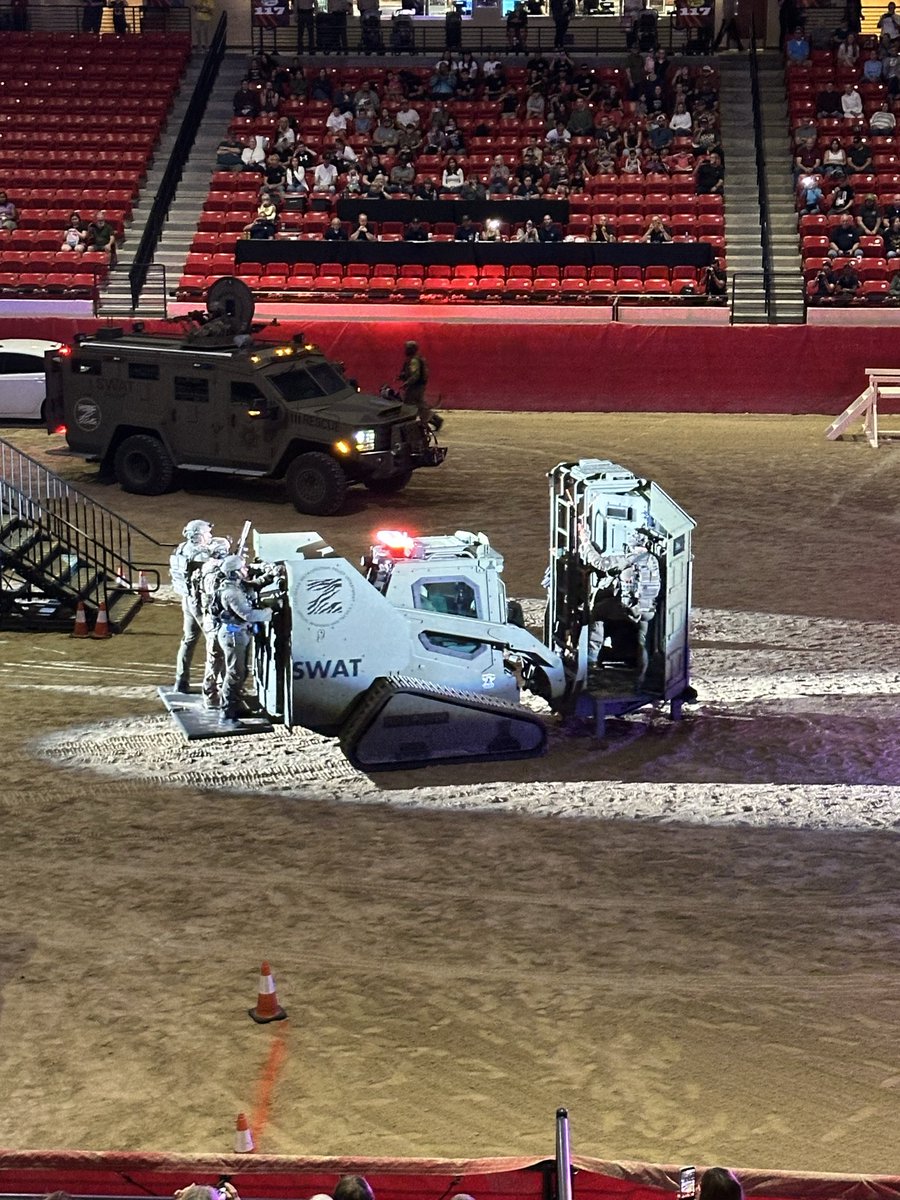 LVMPDLaughlin's tweet photo. 𝗟𝗩𝗠𝗣𝗗 𝗞-𝟵 𝗧𝗥𝗜𝗔𝗟𝗦 🚓 🐕

What a weekend of fun! This past Sunday K-9s from across the country competed in various different obstacle course.
#k9 #community https://t.co/s3x2fPwR2l