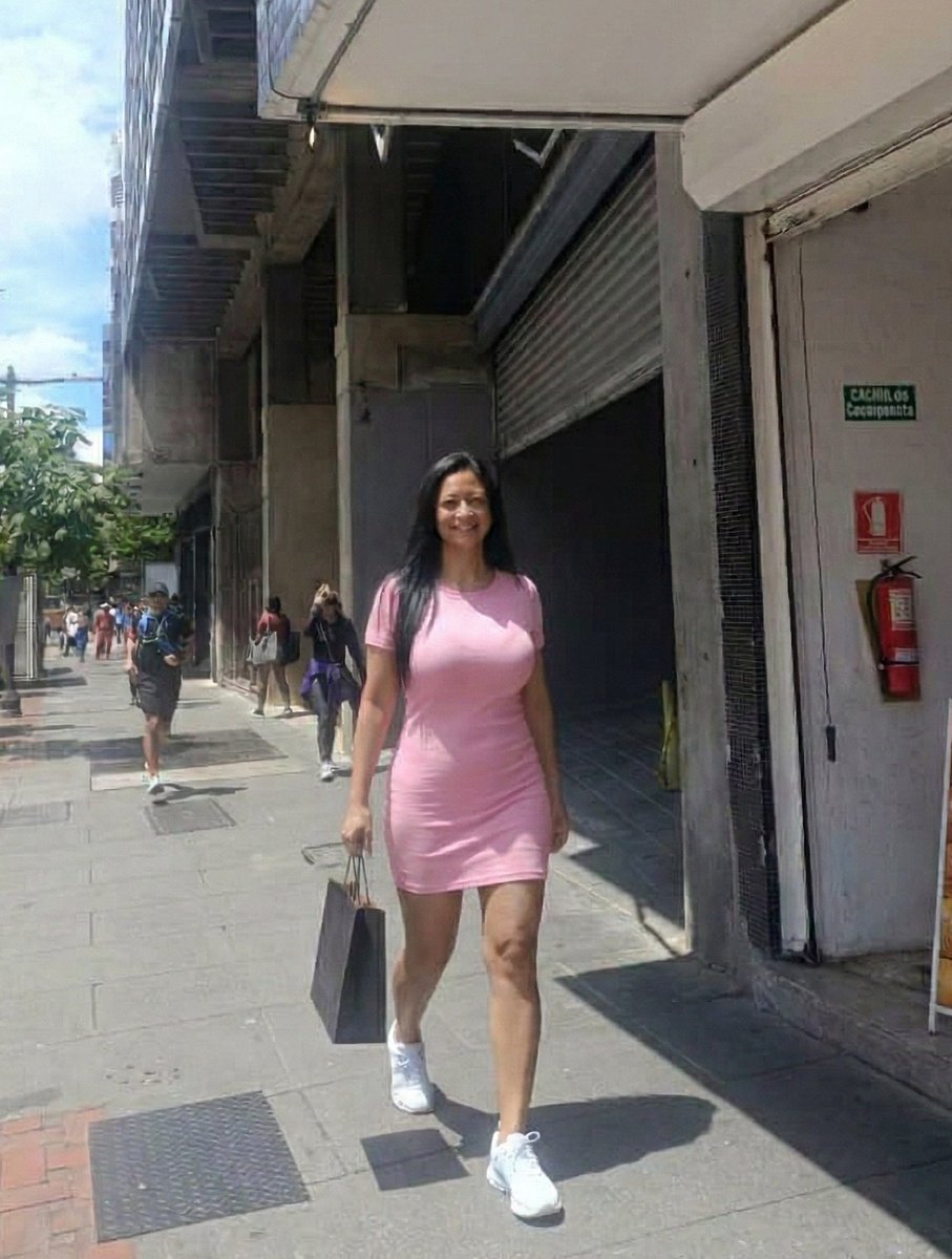 MissSideshowSL's tweet photo. Caminando por la Av. Francisco de Miranda en Caracas.... porque no todo pueden ser fotos de estudio super elaboradas..... o deberia? https://t.co/L8H54hL59z