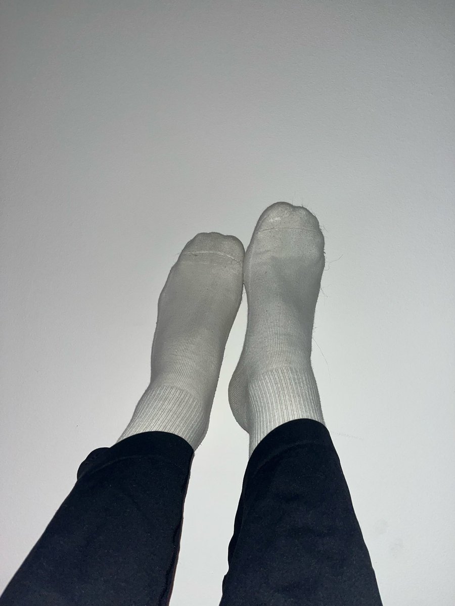 VelvetLove01's tweet photo. Małe kroczki przez cały dzień… a teraz zasłużony odpoczynek 🫶 zmęczone, ale nadal słodkie 💕
More in DM 💌
#stopy #stopy #feet #footvibes #poPracy #odpoczynek #relaks #selfcare #cute #slodkievibes #eveningvibes #fetish https://t.co/HaJODAheRP