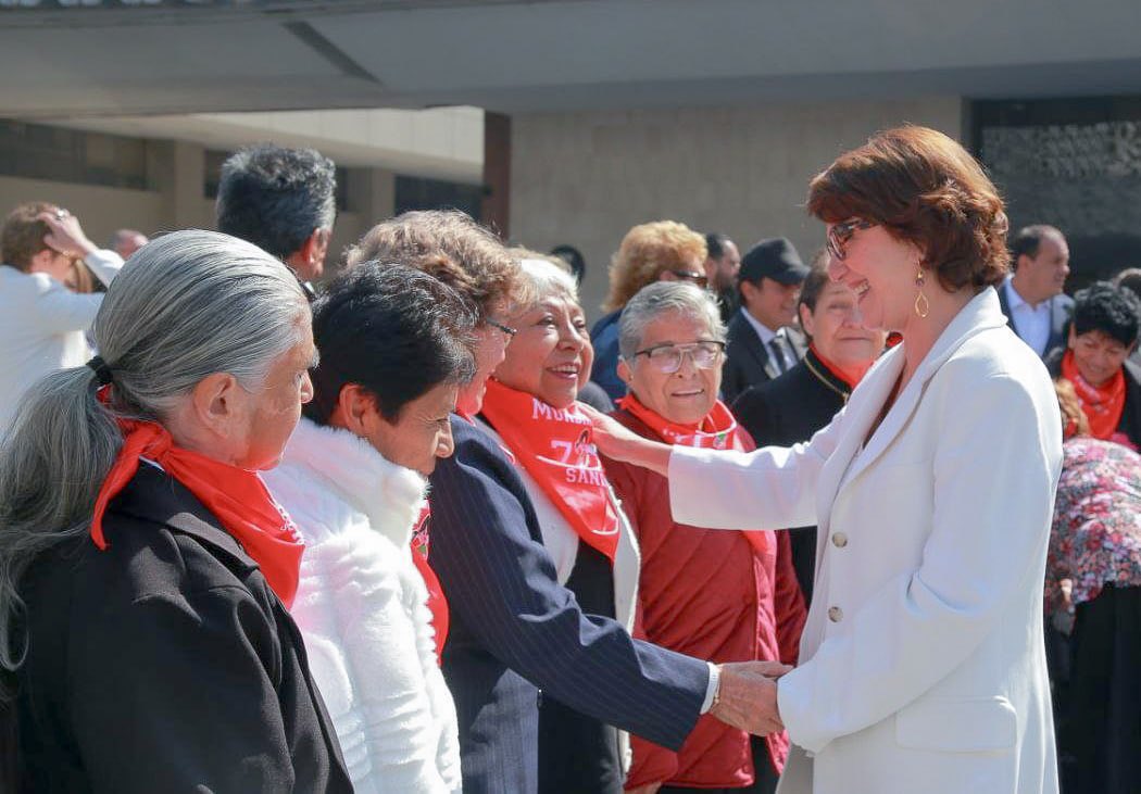 Pat_MercadoC's tweet photo. En 1971, un grupo de jovencitas decididas y apasionadas por el futbol formaron la selección mexicana en el Mundial Femenil que se llevó a cabo en nuestro país, sin apoyos oficiales ni reconocimiento. Aún así llenaron el Estadio Azteca y lograron el tercer lugar en el torneo.

Hoy son admirables adultas mayores y les rendimos un merecido homenaje en la Cámara de Diputadas y Diputados.

Además del acto simbólico, en el Congreso tenemos pendiente legislar por las más jóvenes, para que el deporte profesional les asegure un salario base igualitario y un ambiente sin acoso ni violencia. 

¡Vivan las mujeres que se abren paso en el deporte!