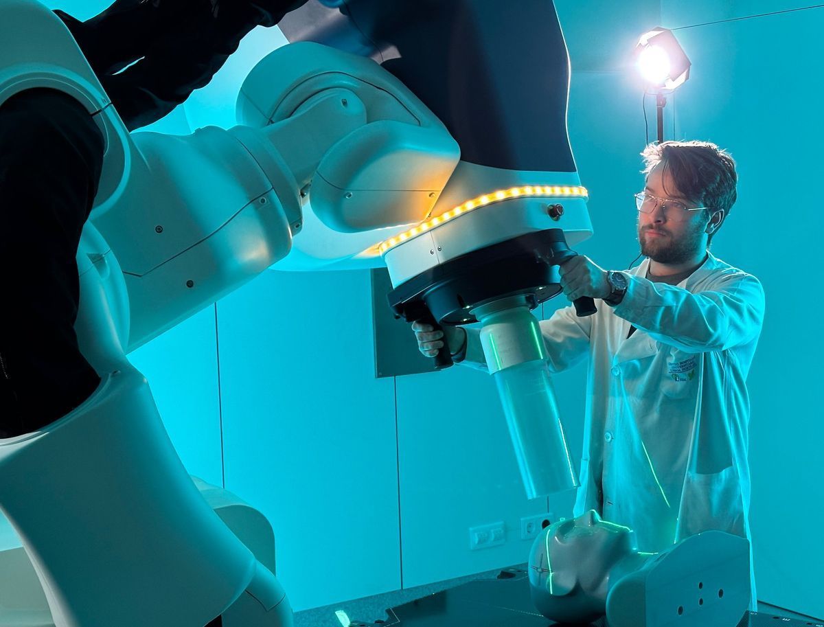 IEEESpectrum's tweet image. FLASH therapy at #CERN harnesses particle accelerator technology to deliver ultra-fast, high-dose radiation treatment, potentially transforming #cancer care with fewer side effects. buff.ly/2xfB5zi