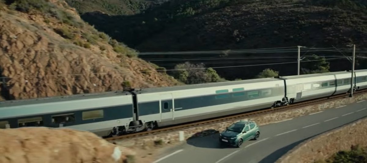Unoscuantostre1's tweet image. Tren visto en el nuevo anuncio de Dacia. #tren #anuncio #Dacia