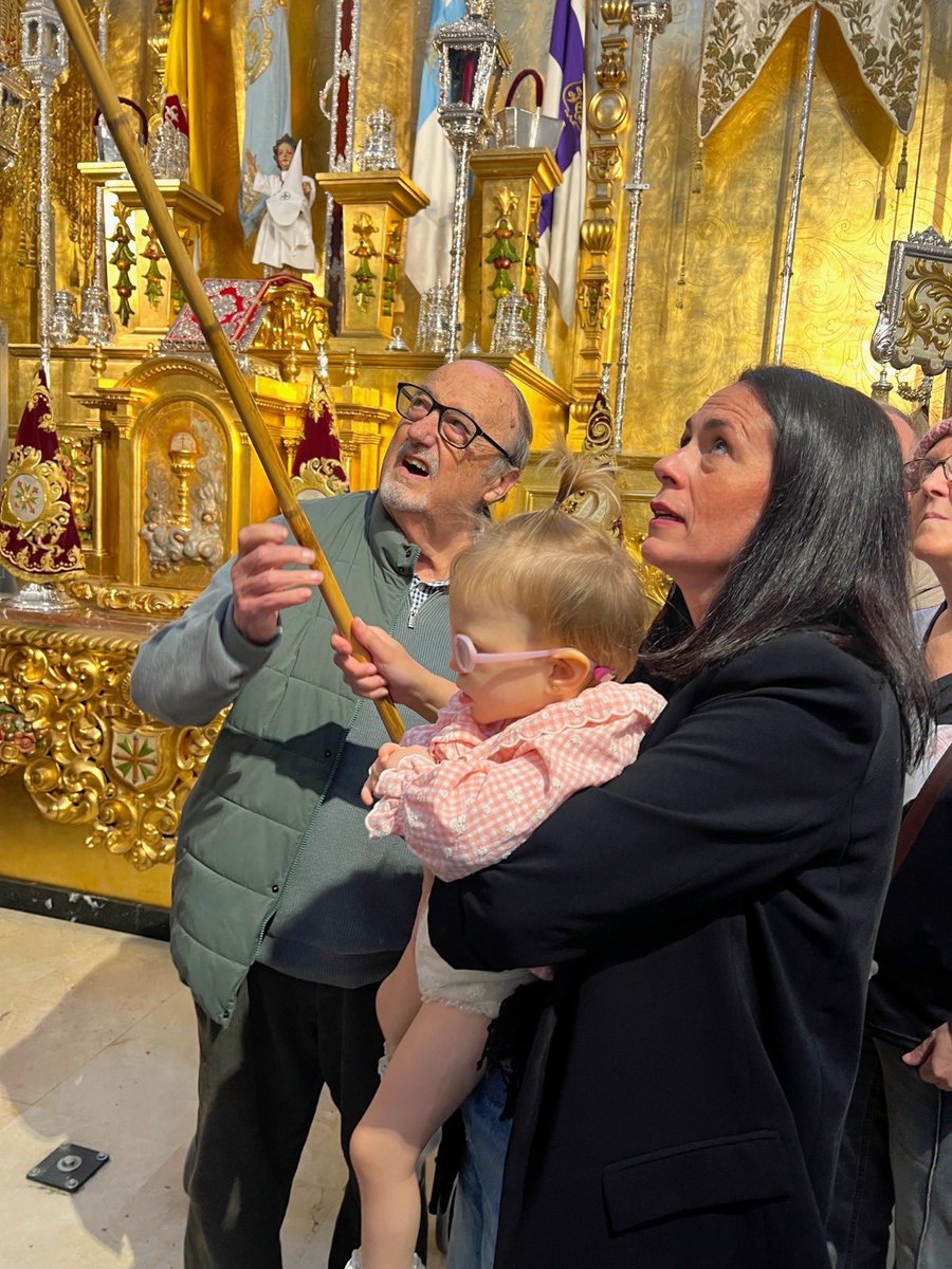 ⚪️ HERMANDAD

🕯️ Hoy hemos vivido un momento que quedará grabado en el alma de nuestra Hermandad de San Gonzalo.

👧 Nos ha visitado la pequeña Victoria Reaño, una niña preciosa que ha estado entre nosotros arropada por su familia y acompañada por nuestro Hermano Mayor, D.