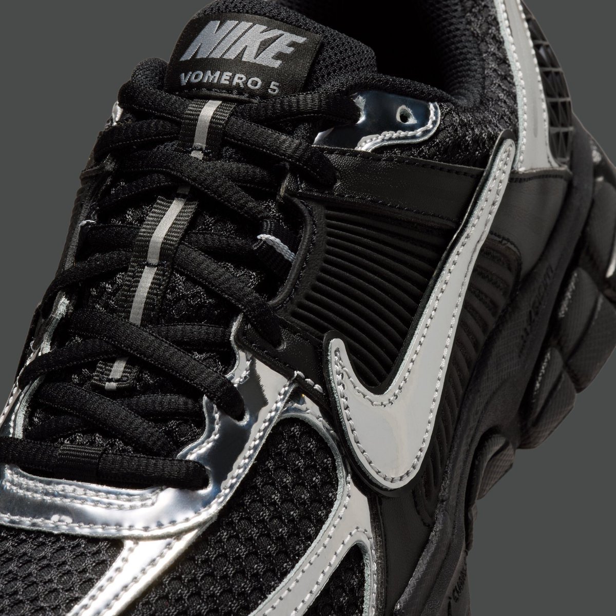 NEW Nike Vomero 5 “Black/Chrome” 🖤

tinyurl.com/mtnbx2w2