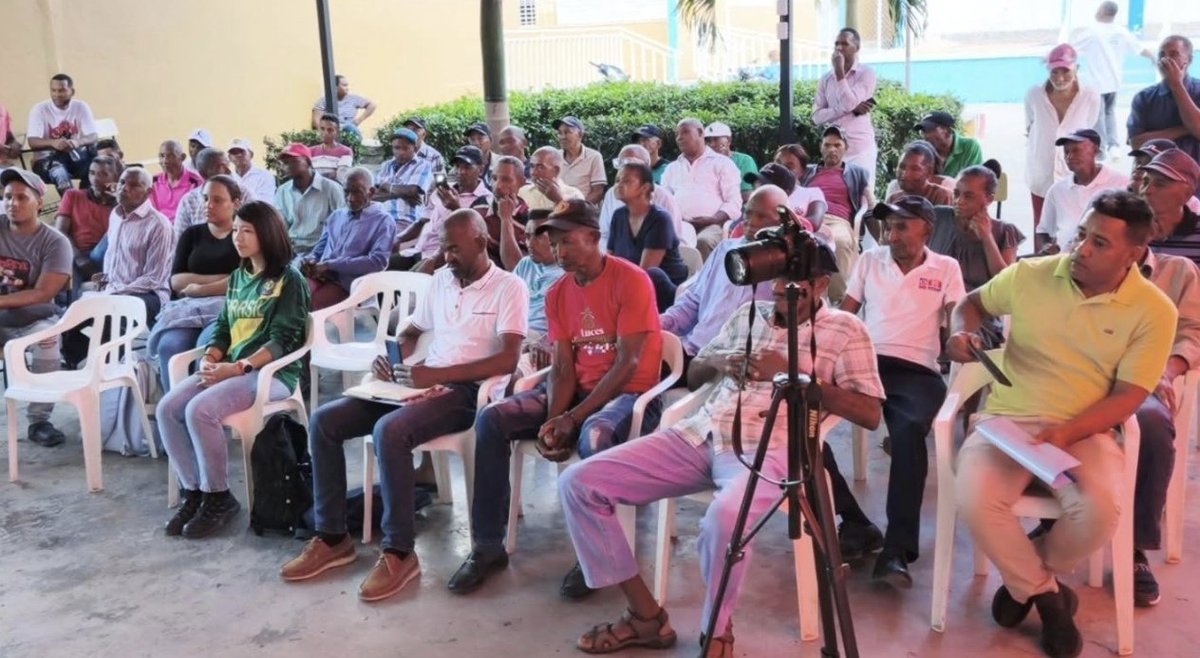INDOCAFERD_'s tweet photo. El director ejecutivo del indocafe, Leónidas Batista, dirigió un encuentro con productores de la Asociación Caficultores La Loma de Azua, en Peralta.
Durante la reunión se abordaron temas clave del cultivo del café, fortaleciendo el trabajo y escuchando las inquietudes del sector https://t.co/DvtgSTcyvw