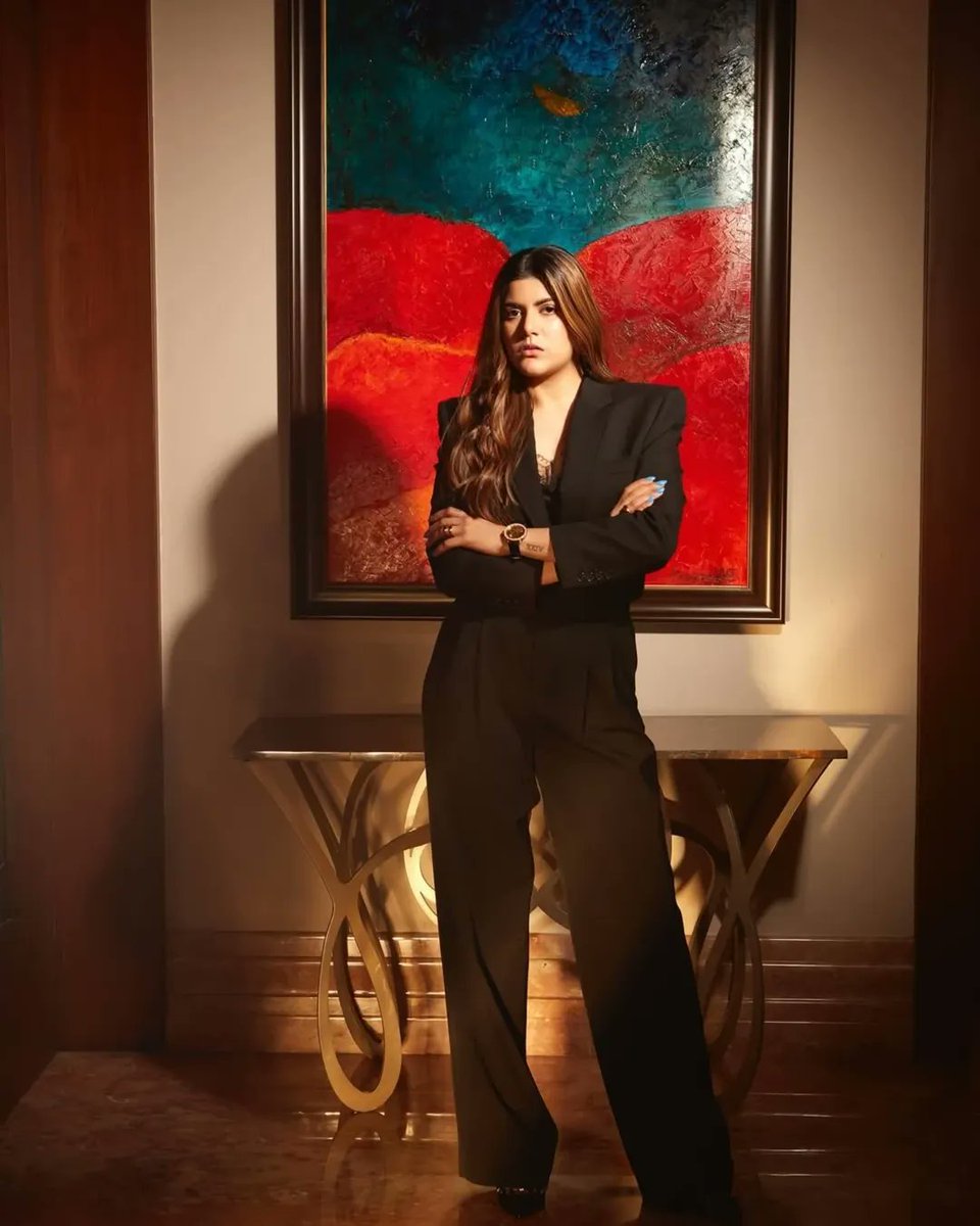 AnanyaBirlaX's tweet image. All eyes on her. 👀🖤
The poise. The power. The presence.
No one does it like Ananya! 🔥💫👠

#AnanyaBirla #BoldAndBeautiful #LookOfTheDay #PowerLook #IndianIcons #GlowUp #RCB #AnanyaVibes #ananyabirla @AnanyaBirlaX