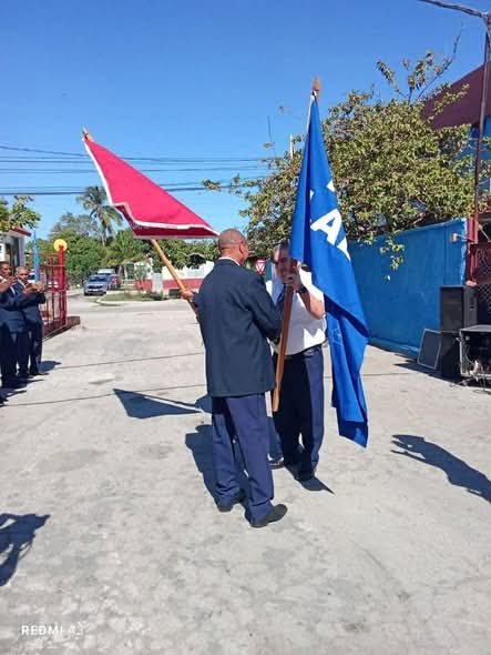 El Éxito es mejor cuando lo compartimos.
Recibe Transtur Guantánamo  las Banderas Vanguardia Nacional y Proeza Laboral por los resultados obtenidos.
Muchas felicidades a todos los trabajadores. 
#Cubasol se siente orgullosa de sus trabajadores. Seguimos #CreciendoJuntos.