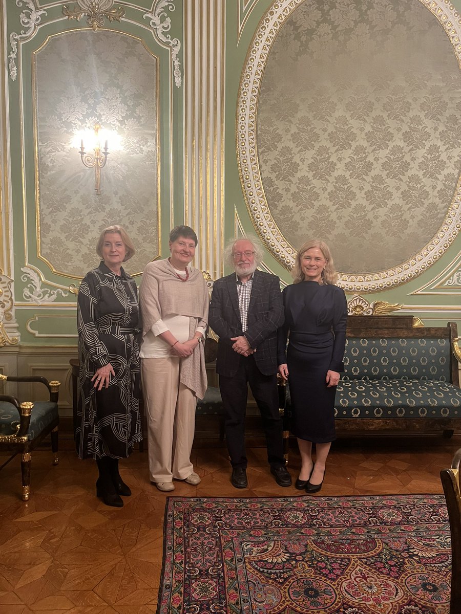 aavst2055 tweet media