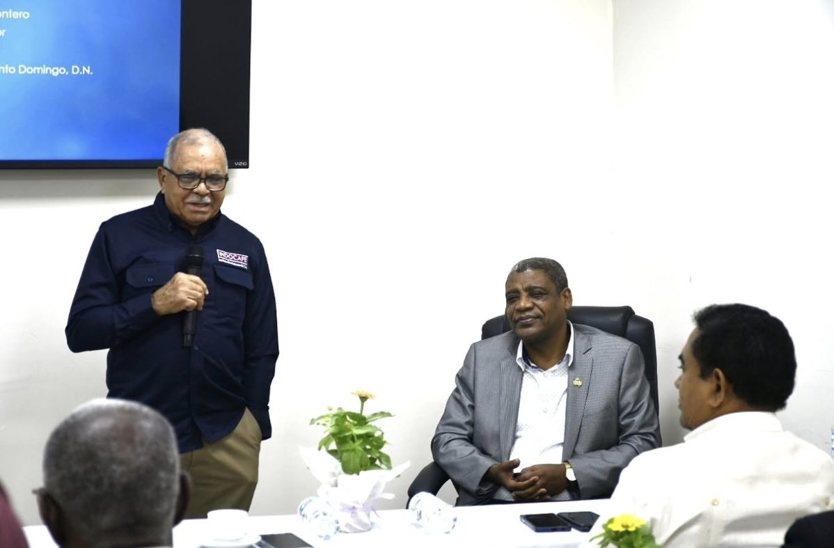 INDOCAFERD_'s tweet photo. El Instituto Dominicano del Café, encabezado por Leónidas Batista Díaz, impartió la conferencia “Ética e Integridad en el Servicio Público”, a cargo de Gregorio Montero, director del Instituto Nacional de Administración Pública.
La iniciativa fortalece la cultura ética 🇩🇴. https://t.co/NYXZV38sEu