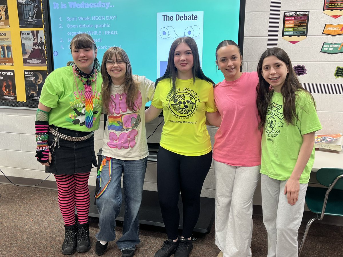 mrlawsonela's tweet photo. AJH Spirit Week Day 3: NEON DAY! These students looked especially BRIGHT today! #AJHComets https://t.co/H3udiYzGQz
